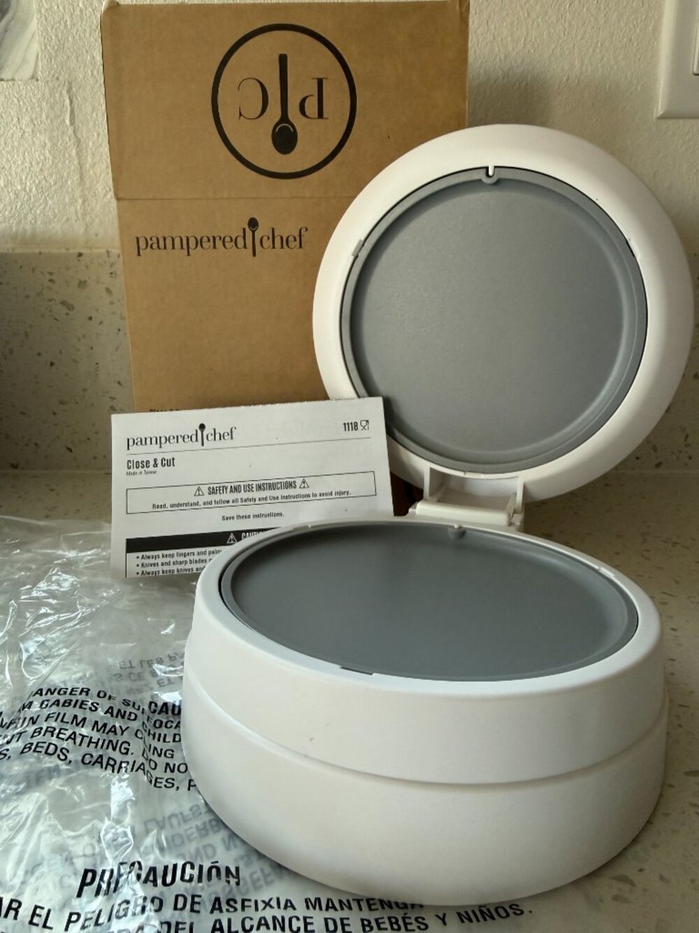 NIB Pampered Chef Close & Cut Set - Picture 3 of 4